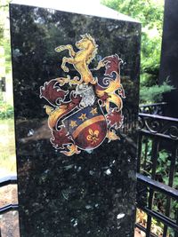 Stele rechts mit Wappen_1