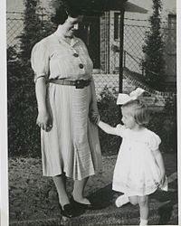 Oma mit Helga im Sommer 1939