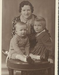 Oma mit Helga und Wolfgang Weihnachten 1941